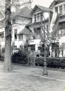 886163 Gezicht op het huis Frans Halsstraat 10 te Utrecht (woonhuis J.M. van Beijnum, bedrijfsleider bij de N.V. de ...